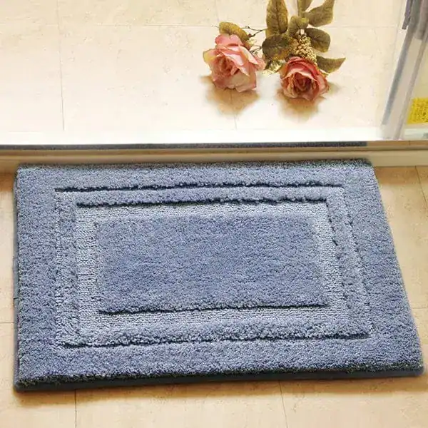 Waschbarer Badezimmerteppich in Blau mit Bordüre, ideal für Bad und Dusche.