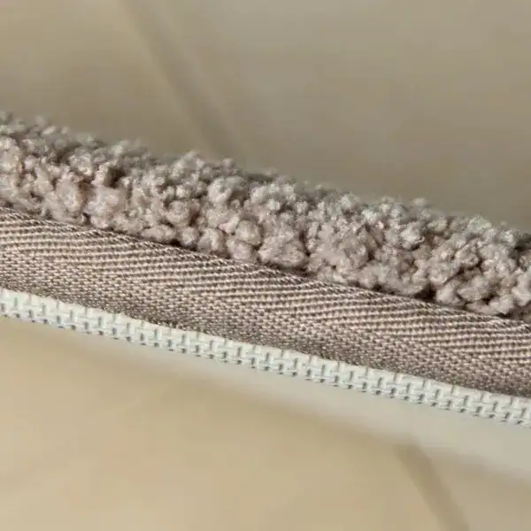 Waschbarer Badezimmerteppich mit flauschigem Rand und robustem Webstoff.