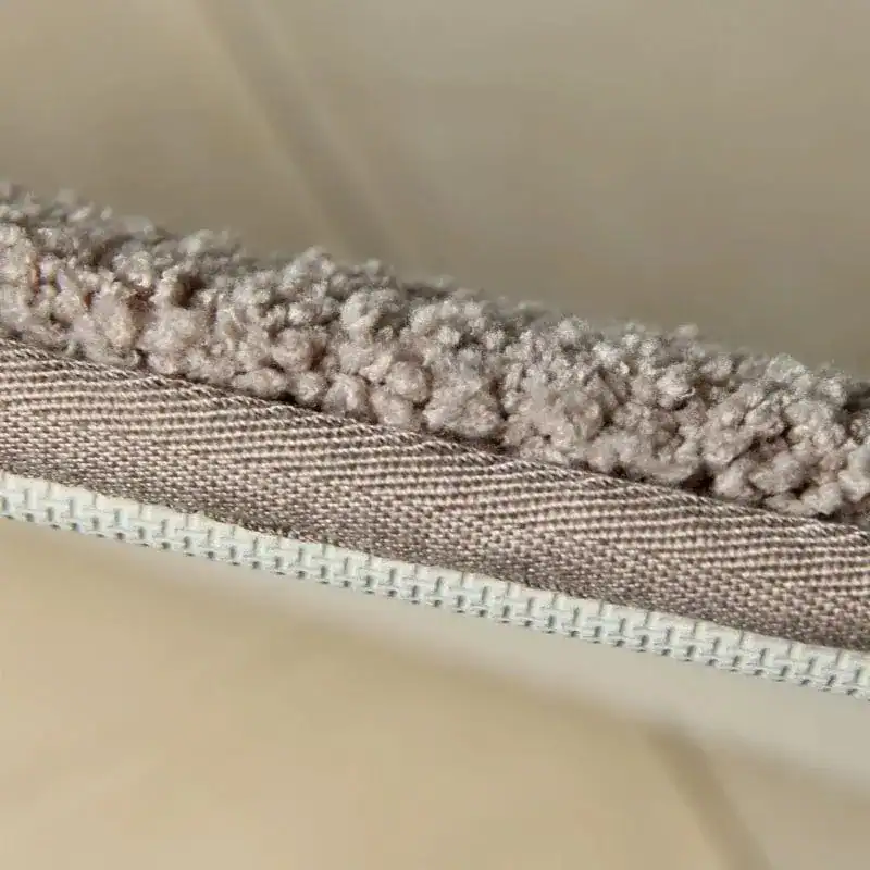 Waschbarer Badezimmerteppich mit flauschigem Rand und robustem Webstoff.