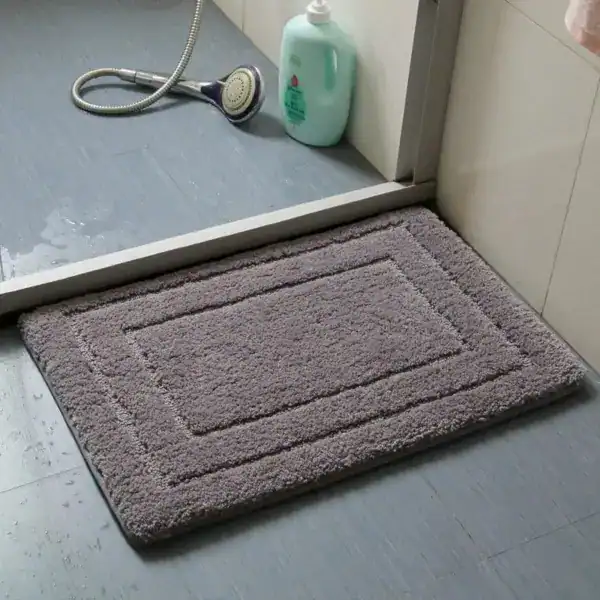 Waschbarer Badezimmerteppich in Grau mit Bordüre, ideal für Dusche und Bad.