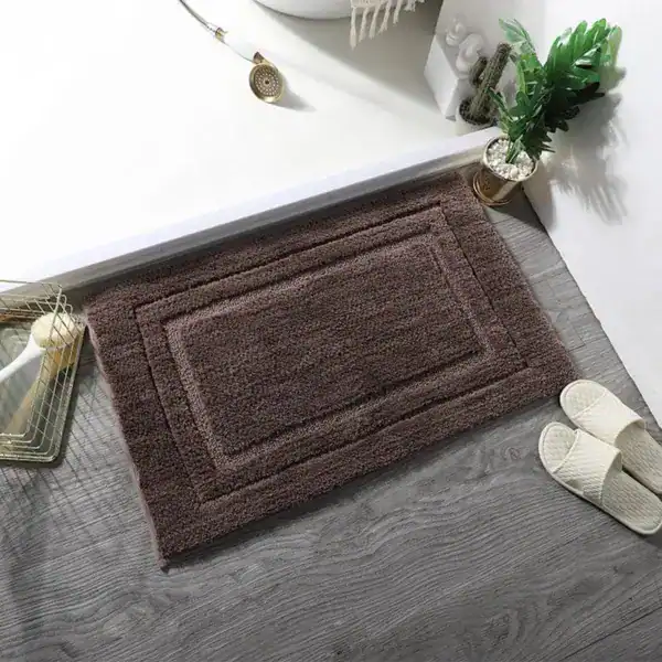 Waschbarer Badezimmerteppich in Braun mit Bordüre, ideal für Bad und Dusche.