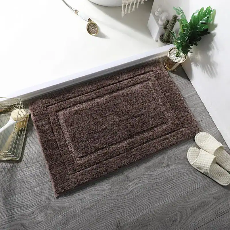 Waschbarer Badezimmerteppich in Braun mit Bordüre, ideal für Bad und Dusche.
