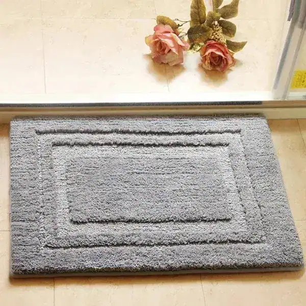 Waschbarer Badezimmerteppich grau mit Bordüre, ideal für Bad und Dusche.