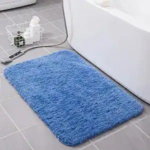 Weicher Badezimmerteppich in Blau, ideal für Bad und Dusche.