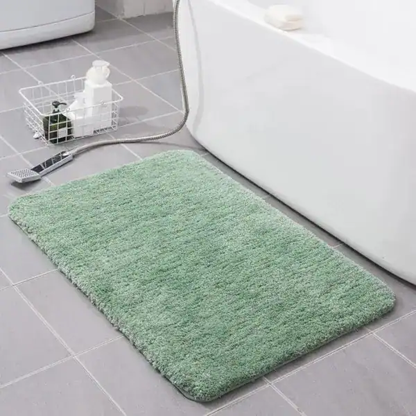 Weicher Badezimmerteppich in Grün, ideal für Bad und Dusche, rutschfest und absorbierend.