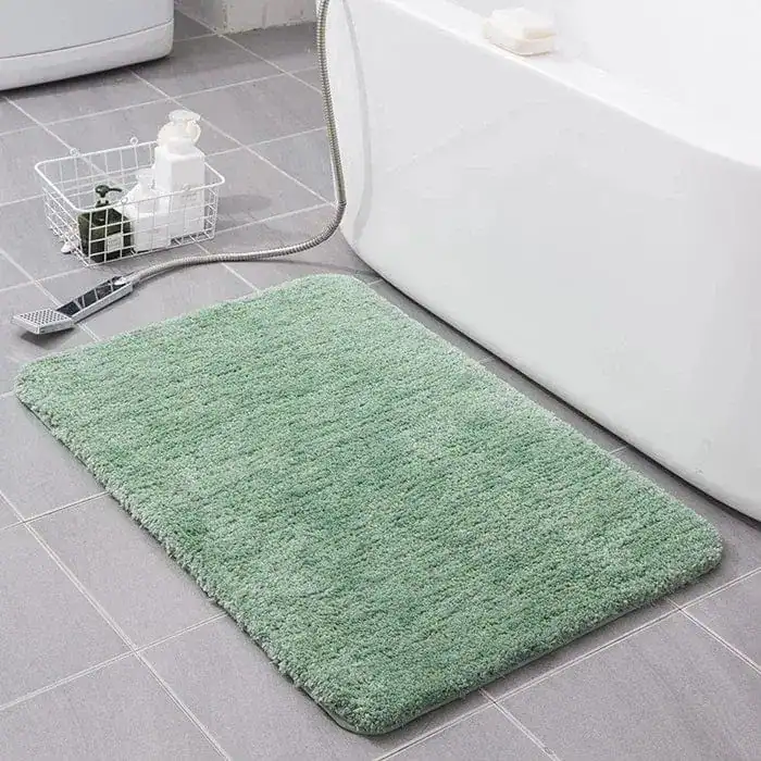Weicher Badezimmerteppich in Grün, ideal für Bad und Dusche, rutschfest und absorbierend.