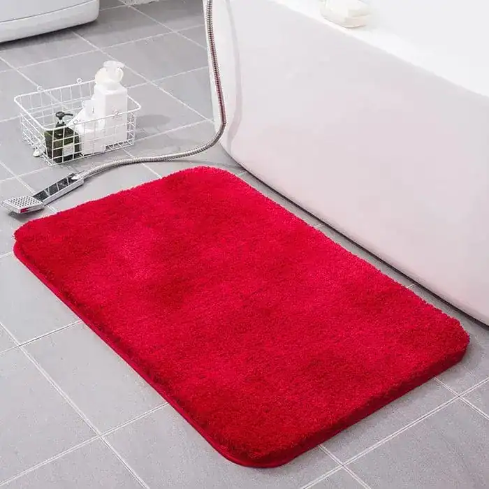 Weicher roter Badezimmerteppich mit flauschigem Oberflächenfinish, ideal für Bad und Dusche.