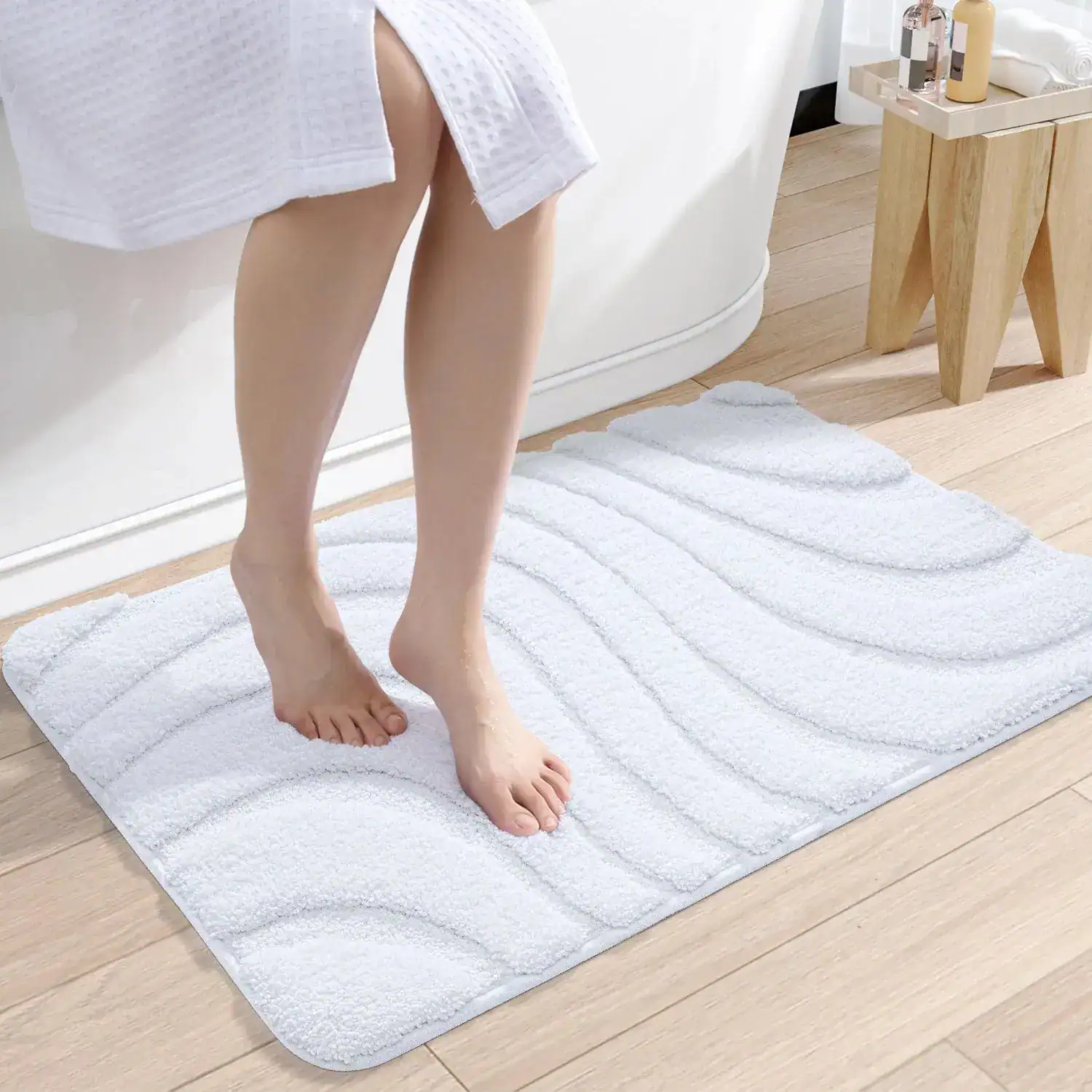 Weißer Badezimmerteppich mit Wellenmuster, Komfort Badematte für trockenes und warmes Fußcafé.