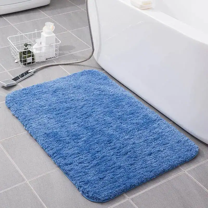 Blauer Badezimmerteppich XXL mit weicher Mikrofaser für Komfort und Trocknung.