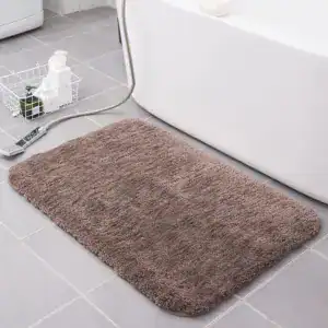 XXL Badezimmerteppich in Braun, weicher Hochflor für Komfort und Trocknung im Bad.