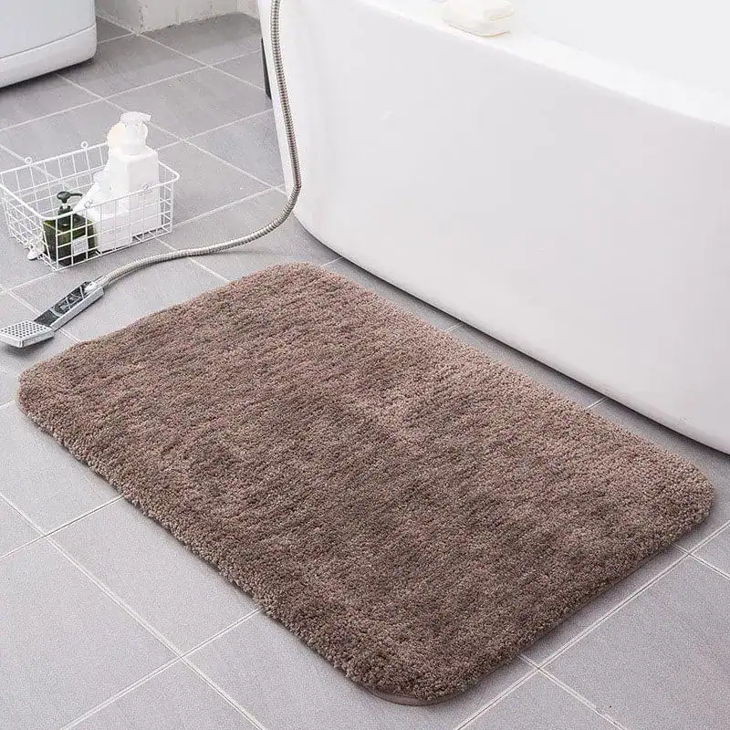 XXL Badezimmerteppich in Braun, weicher Hochflor für Komfort und Trocknung im Bad.