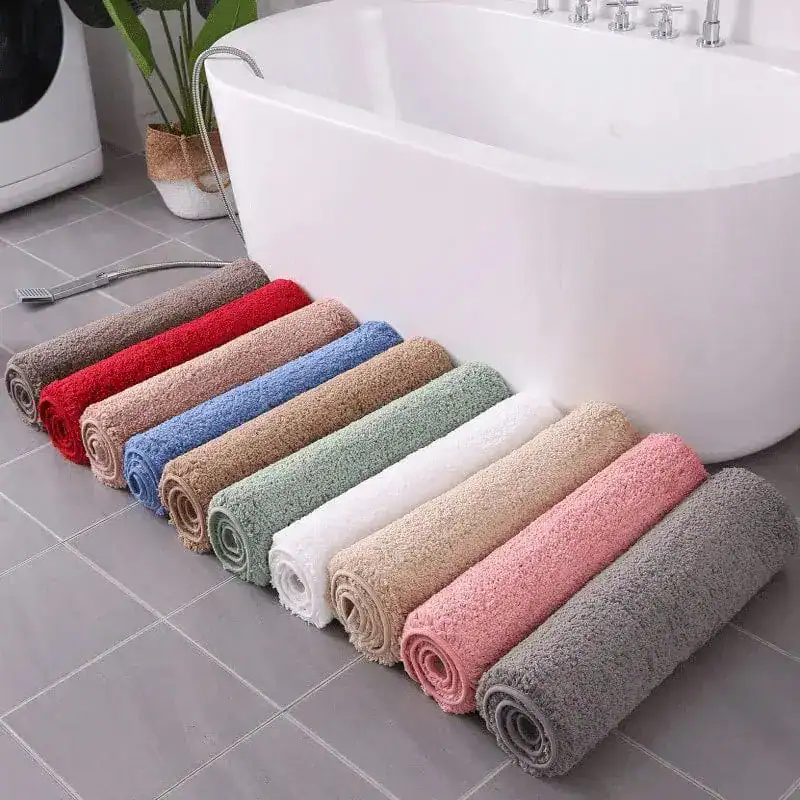 Badezimmerteppich XXL in verschiedenen Farben, weicher Badematte vor Badewanne.