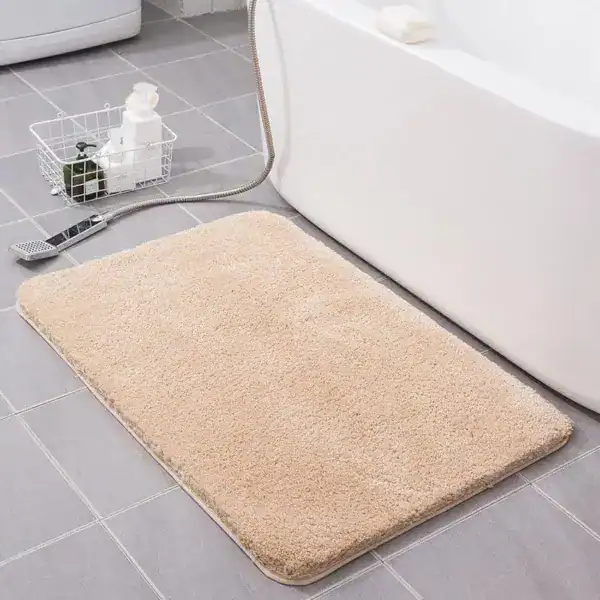 XXL Badezimmerteppich in Beige, weicher Hochflor für Komfort und Trocknung.
