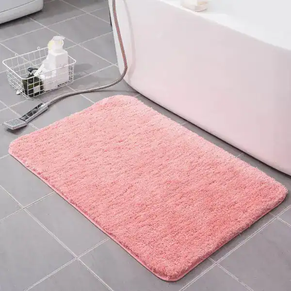 Pink Komfort Badematte XXL für Bad, weich und absorbierend vor Badewanne.