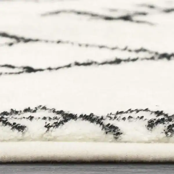 Badläufer Lang mit schwarz-weißem Marmor-Muster, weicher Hochflor-Bodenbelag für Badezimmer.