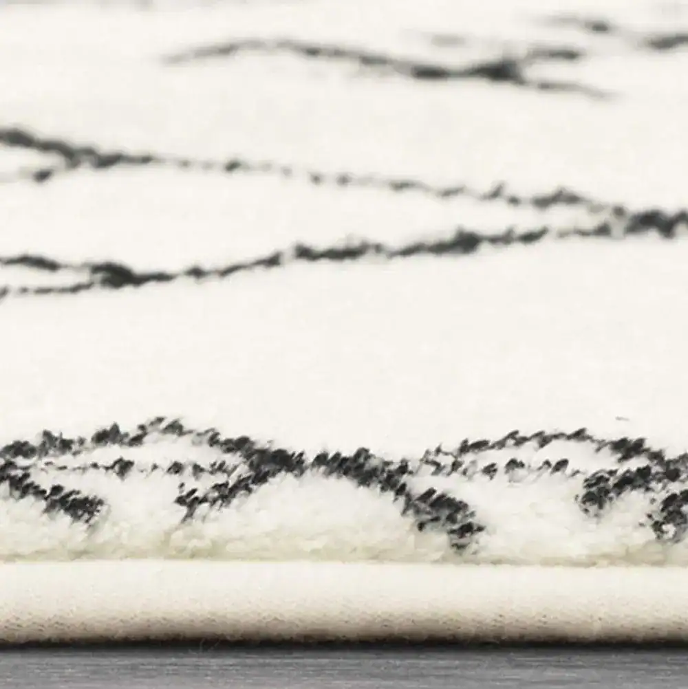 Badläufer Lang mit schwarz-weißem Marmor-Muster, weicher Hochflor-Bodenbelag für Badezimmer.