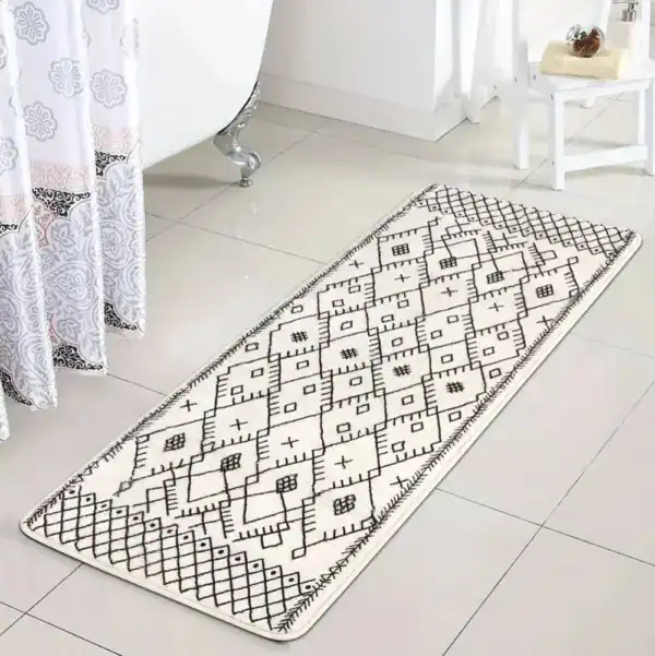 Badläufer Lang mit geometrischem Muster, schwarz-weiß, für Badezimmer.