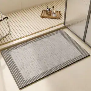 Anthrazit Badteppich mit Streifenmuster für moderne Badezimmer.