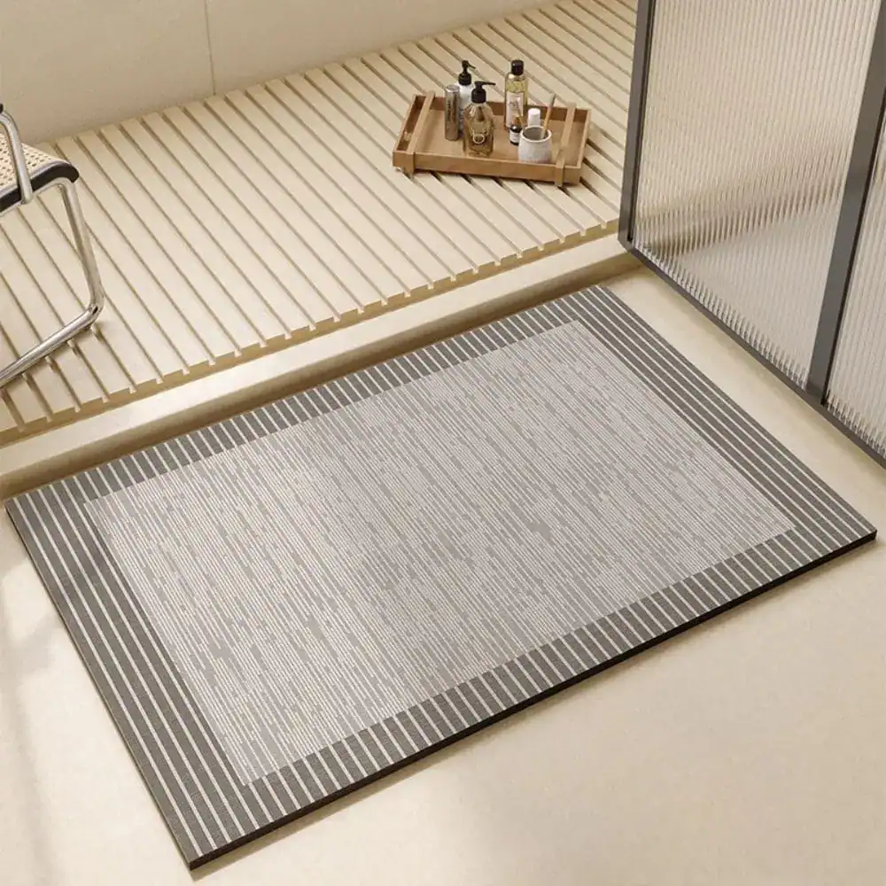 Anthrazit Badteppich mit Streifenmuster für moderne Badezimmer.