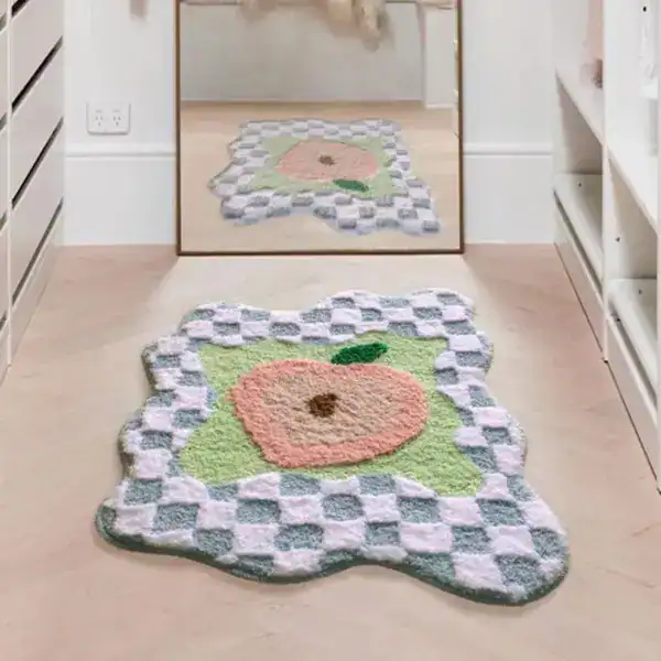 Apricot-Badteppich mit Kissenmuster und Frucht-Design für Badezimmer.