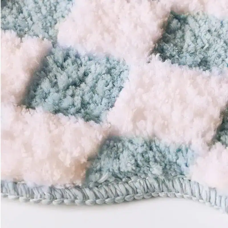 Badteppich Apricot mit weicher, flauschiger Textur und pastellfarbenem Muster.