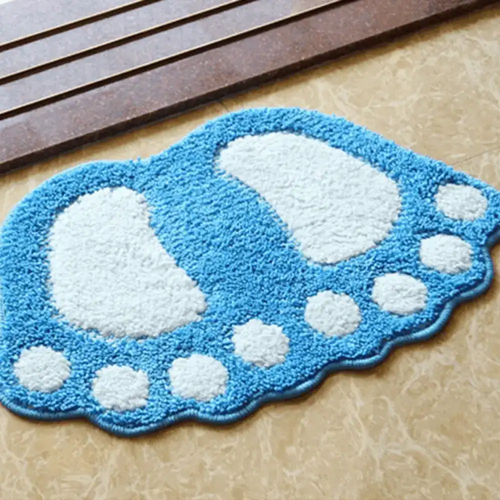 Ausgefallener Badteppich in Fußform, blau-weiß, für Badezimmer.