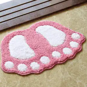 Ausgefallener rosa Badteppich in Fußform mit weißen Details für Badezimmer.