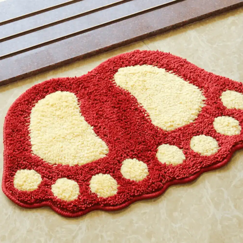 Ausgefallener Badteppich in Fußform, rot-creme, flauschig, für Badezimmer.