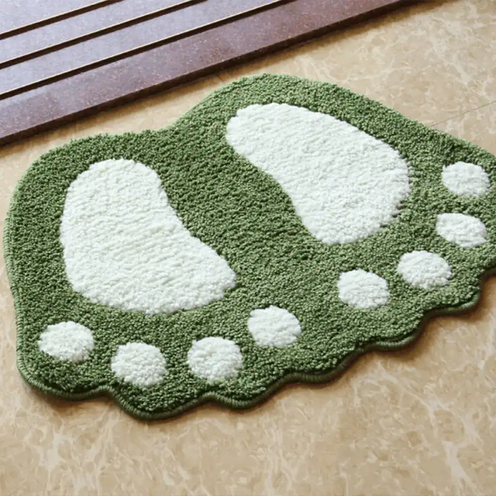 Ausgefallener Badteppich in Fußform, grün-weiß, für Badezimmer.