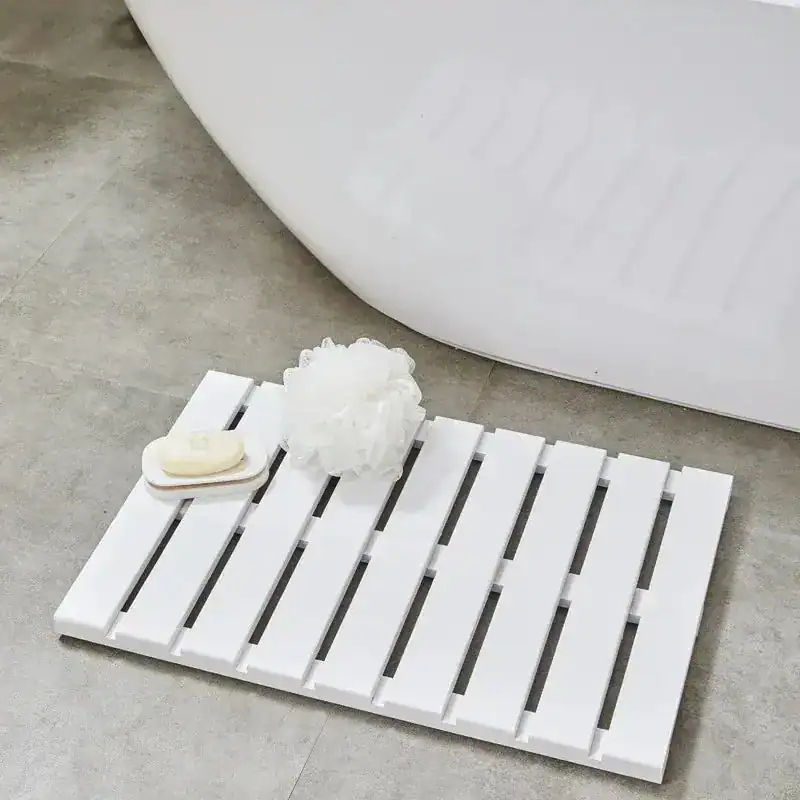 Weißer Bambus-Badteppich mit Drainage, ideal für Dusch- und Badzimmer.