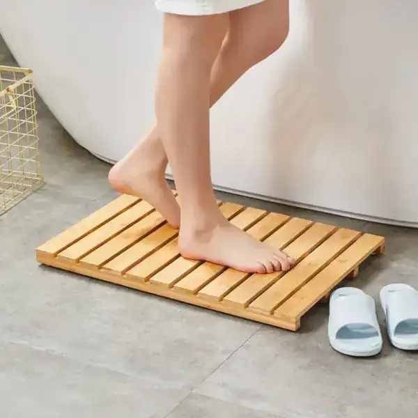Bamboo Badteppich mit Holzstreifen, ideal für Fußboden in Badezimmer.
