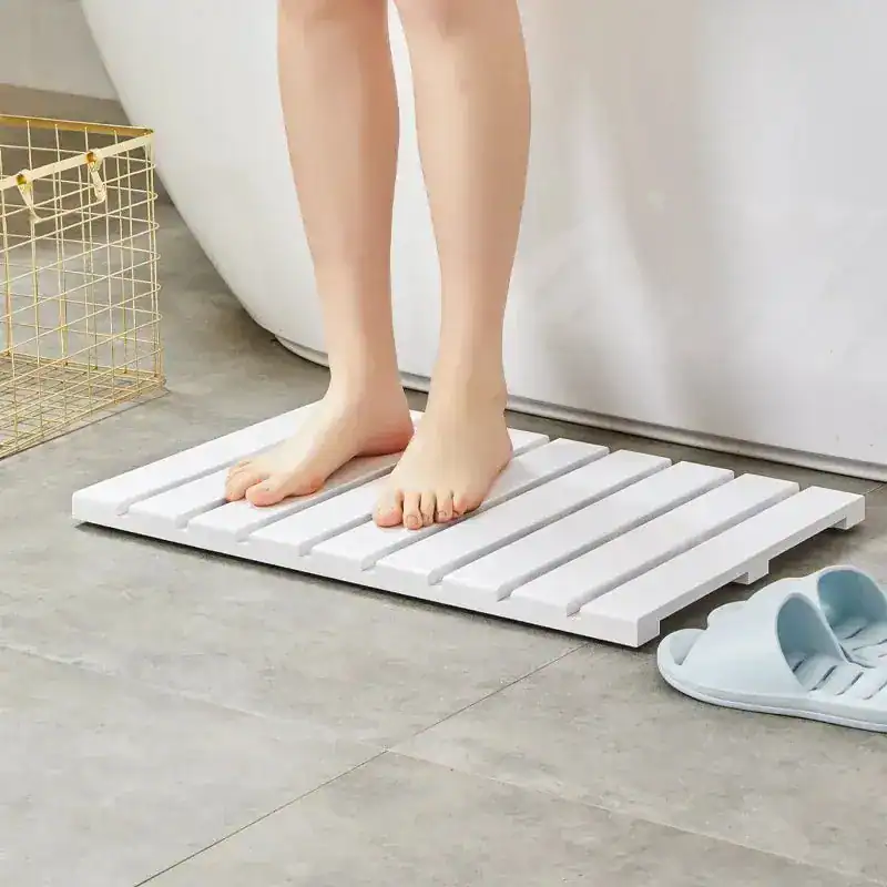 Weißer Bambus-Badteppich mit Holzoptik, ideal für Bad und Dusche.
