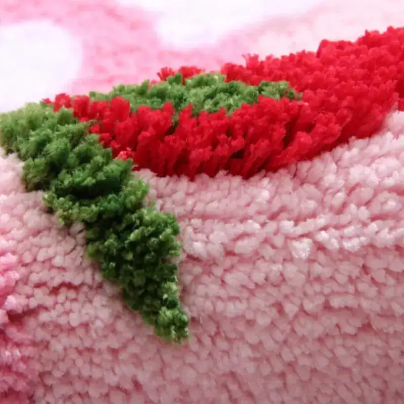 Badteppich Beere in Rosa mit roter und grüner Frucht-Verzierung, weicher Mikrofaser für Komfort.