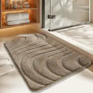 Beige Badteppich mit Wellenmuster für Komfort und Stil im Badezimmer.