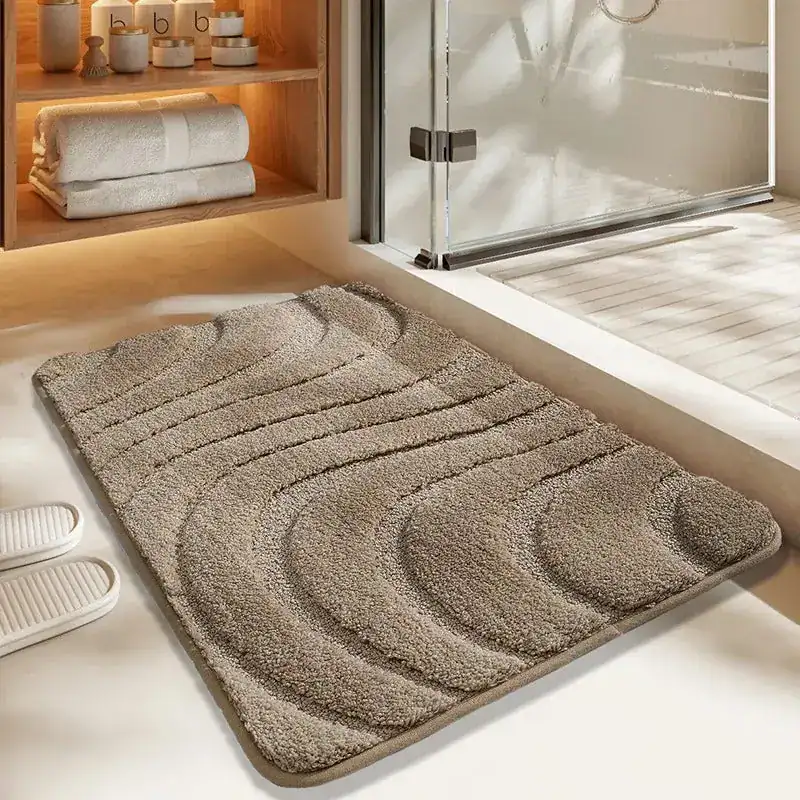 Beige Badteppich mit Wellenmuster für Komfort und Stil im Badezimmer.