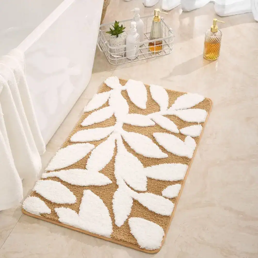 Badteppich Blatt mit weißem Blattmuster auf naturfarbenem Grund, Komfort Badematte für Bad.