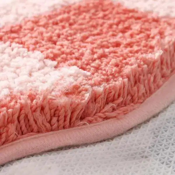Badteppich Blumenform rosa-weiß, weicher Faserstoff, rutschfester Bodenbelag für Badezimmer.