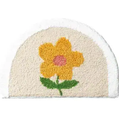 Badteppich mit Blumenmuster, halbrund, gelbe Blume auf cremefarbenem Untergrund.