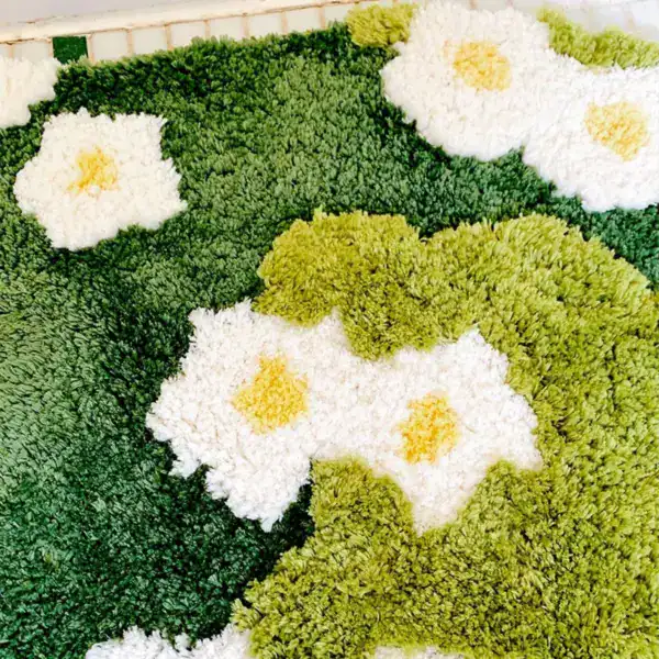 Badteppich Blumenwiese mit weißen Margeriten und grünem Grasmuster, weicher Hochflor für Badezimmer.