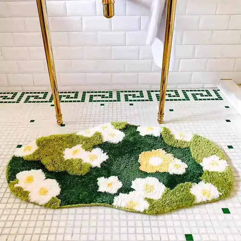 Blumenwiese Badteppich mit weißen und gelben Blumen auf grünem Grund, flauschig und weich im Badezimmer.
