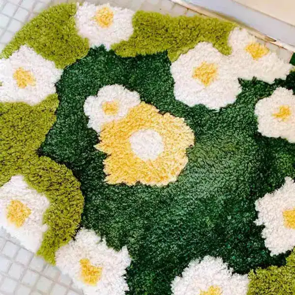 Badteppich Blumenwiese mit weißen und gelben Blumen auf grünem Grund, flauschig und weich.
