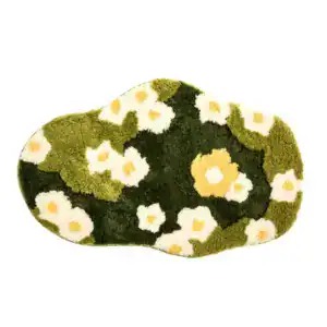 Badteppich Blumenwiese mit weißen und gelben Blumen auf grünem Grund, flauschig und weich.