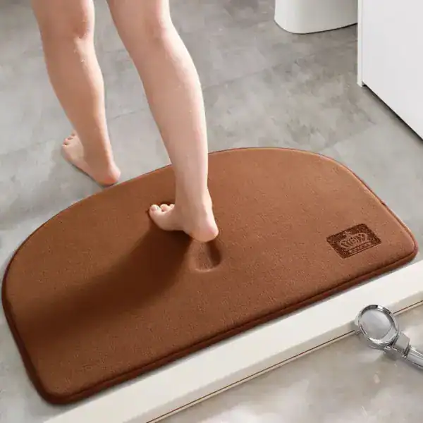 Brauner Badteppich mit Komfort-Außenseite, ideal für Nassräume und Fußwärme.