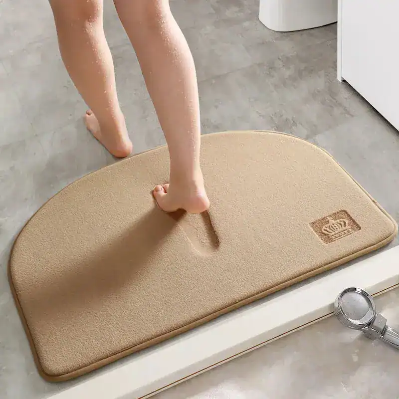 Brauner Badteppich mit runder Ecke, ideal für Dusche oder Badewanne.