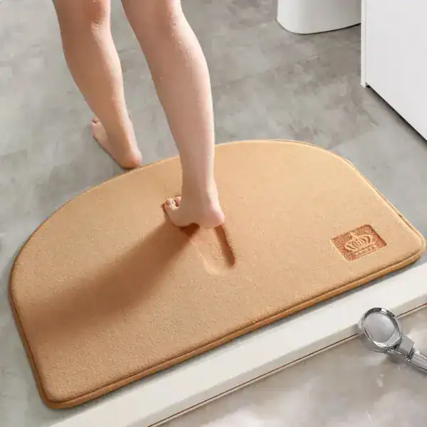 Brauner Badteppich mit Komfort-Außenseite, ideal für Dusch- und Badzimmer.