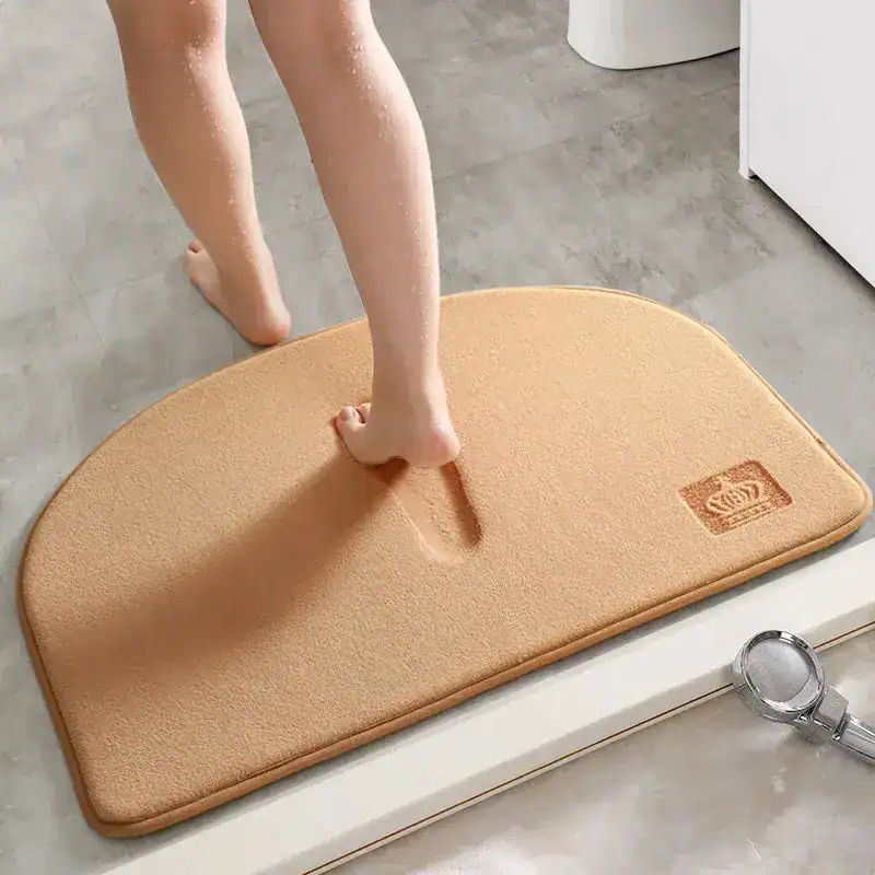 Brauner Badteppich mit Komfort-Außenseite, ideal für Dusch- und Badzimmer.