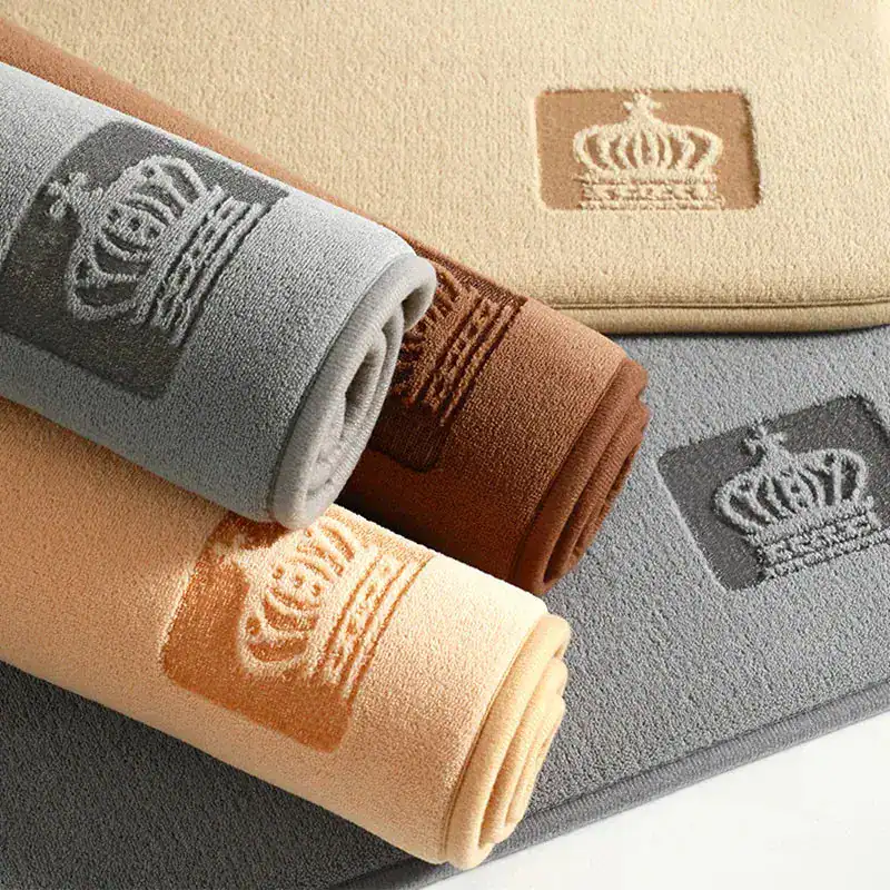 Badteppich Braun mit Krone-Embroidery in verschiedenen Farben.