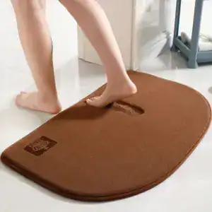 Brauner Badteppich mit Fußabdruck-Design für Komfort und Trocknung im Badezimmer.