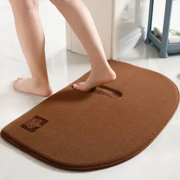 Brauner Badteppich mit Fußabdruck-Design für Komfort und Trocknung im Badezimmer.