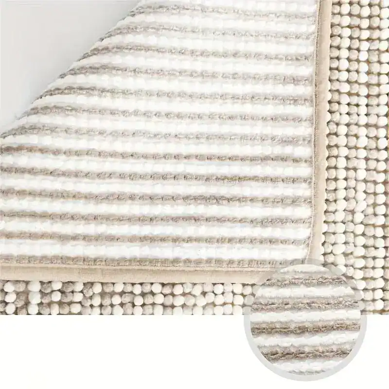 Badteppich Chenille mit gestreifter Optik und runder Punktstruktur, ideal für Badezimmer.